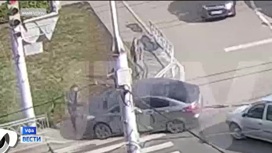 В уфимской Черниковке водитель, уходя от столкновения, сбил пешехода и въехал в светофор