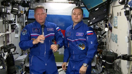 Российские космонавты поздравили МЧС с Днем гражданской обороны