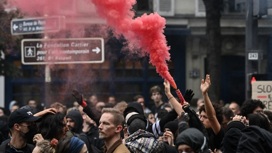 Шествие с требованием роста зарплат в Париже столкнулось с полицией