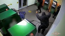 На видео попало задержание вскрывавших банкомат грабителей