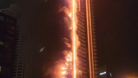 В центре Дубая загорелся небоскреб