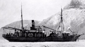 Ровно 100 лет назад на судоверфи Лайского Дока над промысловым судном "Персей" подняли государственный флаг