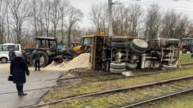 Столкновение трактора и грузовика в Подмосковье попало на видео
