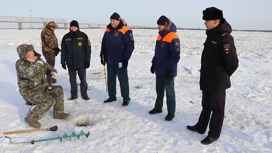 На страх и риск: благовещенцы продолжают заниматься рыбалкой на неокрепшем льду Зеи
