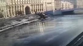"Прыжок" трактора в реку в Петербурге попал на видео