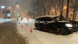 Машина сбила женщину с подростком на переходе на востоке Москвы