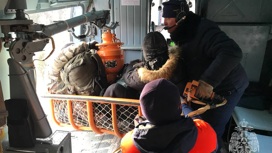 В Приморье спасатели вызволили из снежного плена охотников с собаками