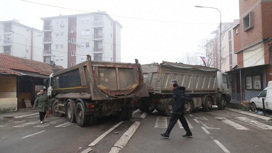 Сербы заблокировали дороги в городе Косовска-Митровица