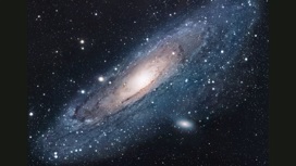 Галактика Андромеды — ближайшая к Млечному Пути спиральная галактика. Она находится на расстоянии около 2,5 миллиона световых лет от нас.