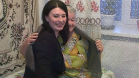 "Елка желаний": пуховую шаль подарила Инна Щеглова жительнице дома престарелых