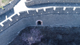 Здесь показана одна из потайных дверей, расположенная в Хуанягуаньской секции Великой стены.