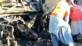 Около 40 человек погибли в упавшем в ущелье автобусе в Пакистане