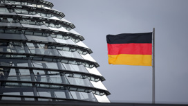 Суд Берлина все же запретил российские флаги и символику