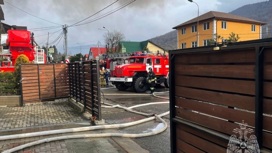 Масштабный пожар в сочинском поселке сняли на видео