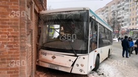 В Уфе автобус после столкновения влетел в объект культурного наследия