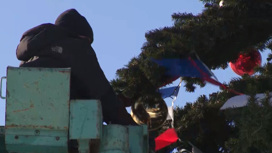 В Чите убирают новогоднюю елку с площади Ленина