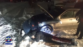 Новосибирец переломал пальцы во время чистки автомобильного колеса от снега