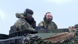 Писториус лично проверил танки, которые отправят Украине