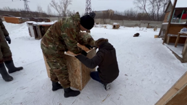 Красноярские активисты создают утепленные будки для бездомных животных