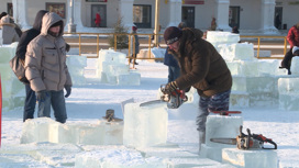 Наконец-то началось: в центре Костромы пилят лёд и лепят затейливых снеговиков