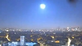 Яркий метеор заметили в ночном небе над Ла-Маншем