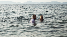Кадры из сериала "Между нами глубокое море"