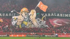 Турецкие фанаты устроили перформанс в честь спасателей