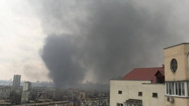 Крупный пожар тушат на предприятии в Киеве