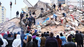 Момент обрушения здания после землетрясения в Турции попал на видео