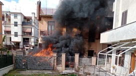 Пожар вспыхнул в окрестностях Рима после столкновения двух самолетов