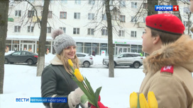Новгородские волонтеры поздравили женщин с 8 марта