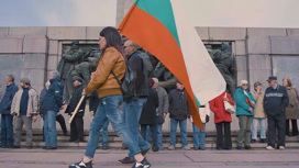 Жители Софии выстроились в живую цепь для защиты советского памятника