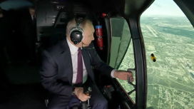 Президент опробовал симулятор полетов на вертолете