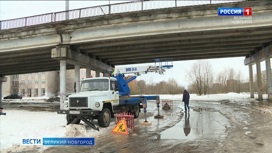 В Великом Новгороде на автомобиль, проезжающий под путепроводом, упал кусок бетона