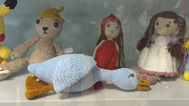 Зайцы, коты и ангелочки. В Пскове открылась выставка кукол от 13 мастеров
