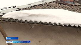 Пласт снега упал на школьников с двухэтажного дома в Соколе