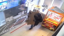 Камеры сняли грабителя, укравшего ящик с пожертвованиями