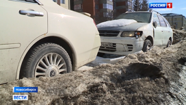 Брошенные автомобили осложняют задачу по уборке тающего снега в Новосибирске