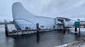 На Неве в Петербурге частично затонул "Серебряный кит"