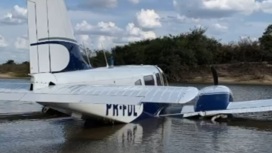 Пилот самолета после отказа двигателя удачно приземлился в воду