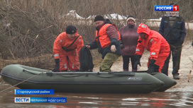Новгородские спасатели помогают людям в отрезанных водой населенных пунктах