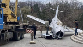 В Киеве разрушили памятник советскому МиГ-19