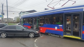 Иномарка не уступила дорогу трамваю во Владикавказе