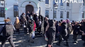 Украинские полицейские с автоматами зашли на территорию Киево-Печерской лавры