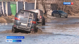 Коммунальные службы Комсомольска устраняют водоемы на дорогах города