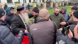 Противники и сторонник УПЦ устроили перепалку в Киево-Печерской лавре
