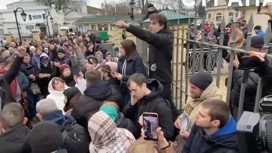 Верующие не пустили провокаторов и чиновников в Киево-Печерскую Лавру