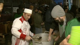 В Москве в Соборной мечети раздали еду нуждающимся