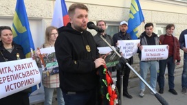 К посольству Латвии в Москве положили траурный венок
