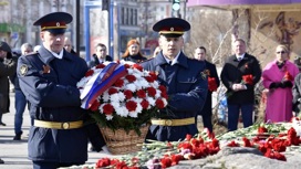 В Мурманске возложили цветы к памятнику Героя Советского Союза Анатолию Бредову